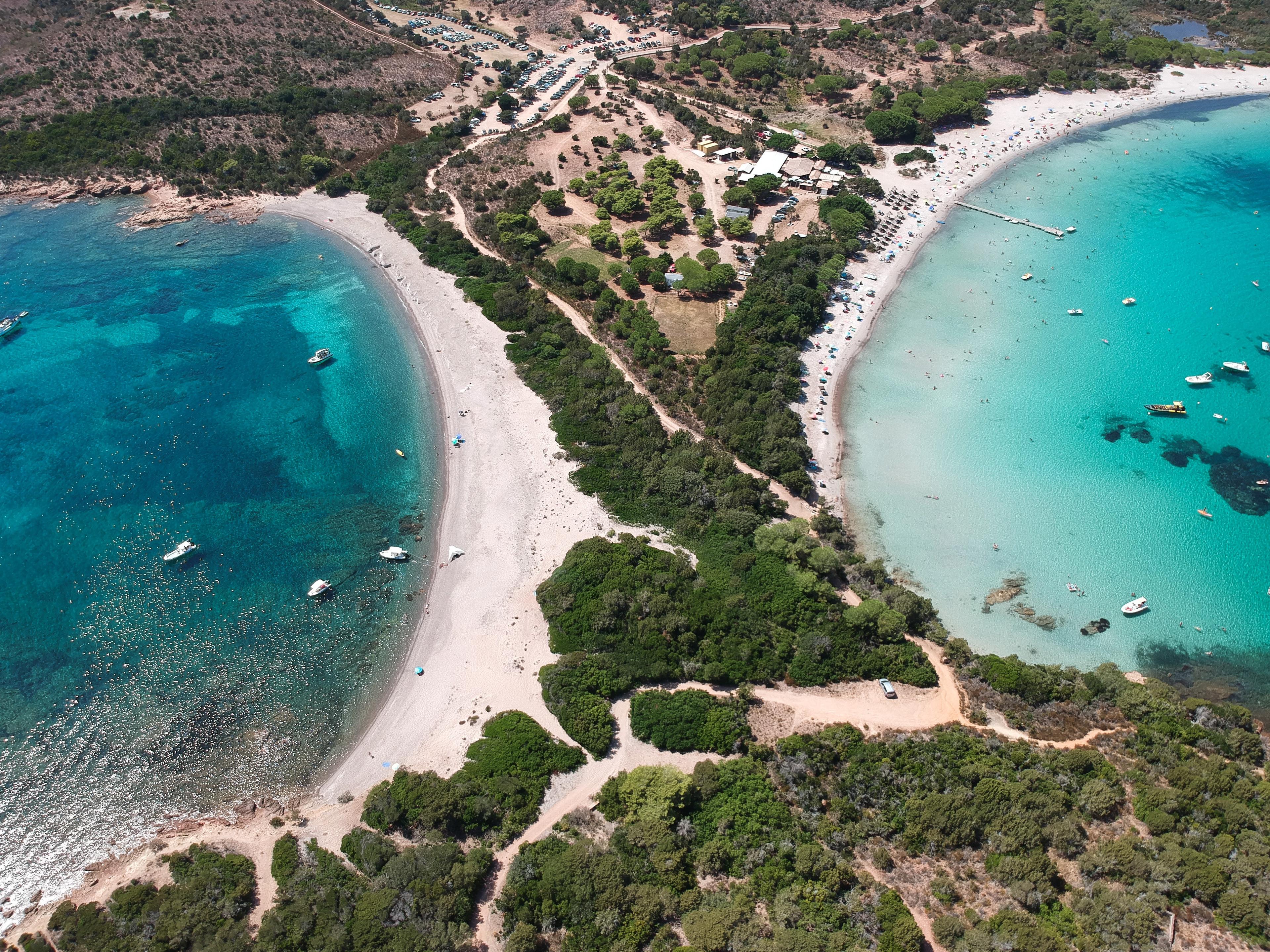 Blick aus Vogelperspektive auf türkises Wasser von Martinique