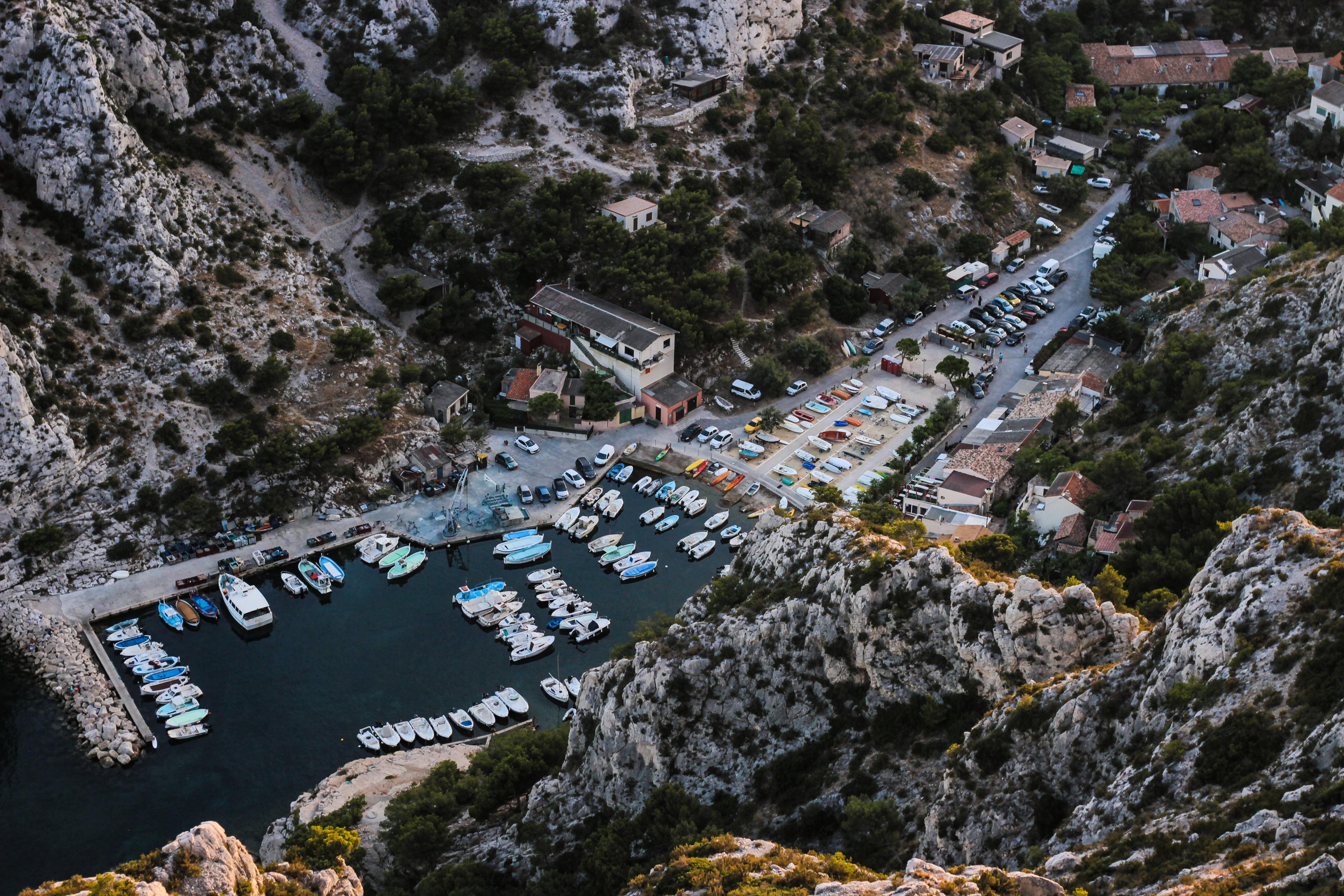 Hafen bei Calanque im Segelrevier der Côte d'Azur mit Segelyachten und Motorbooten