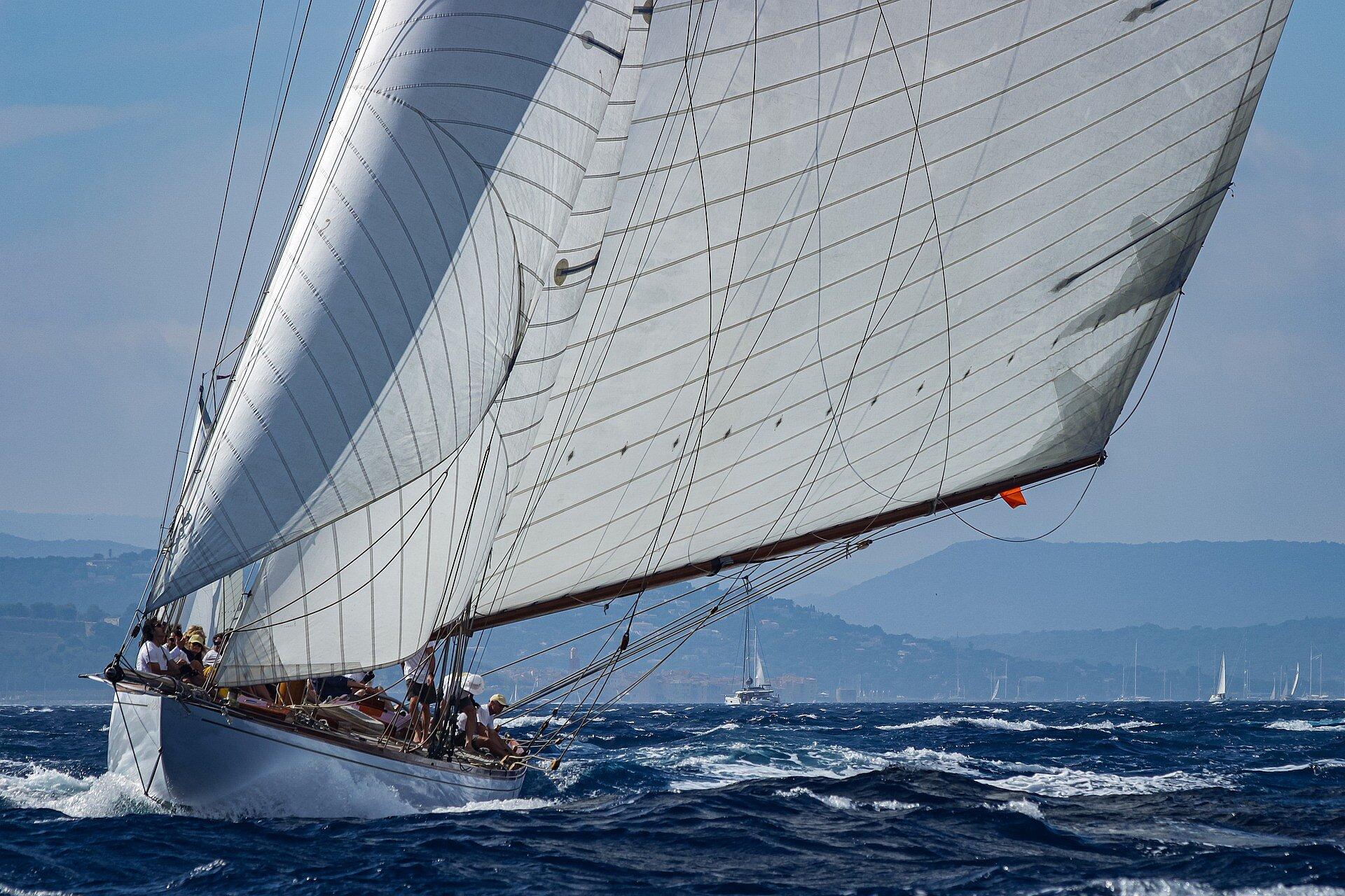 Segelboot bei starkem Wind vor der Côte d'Azur