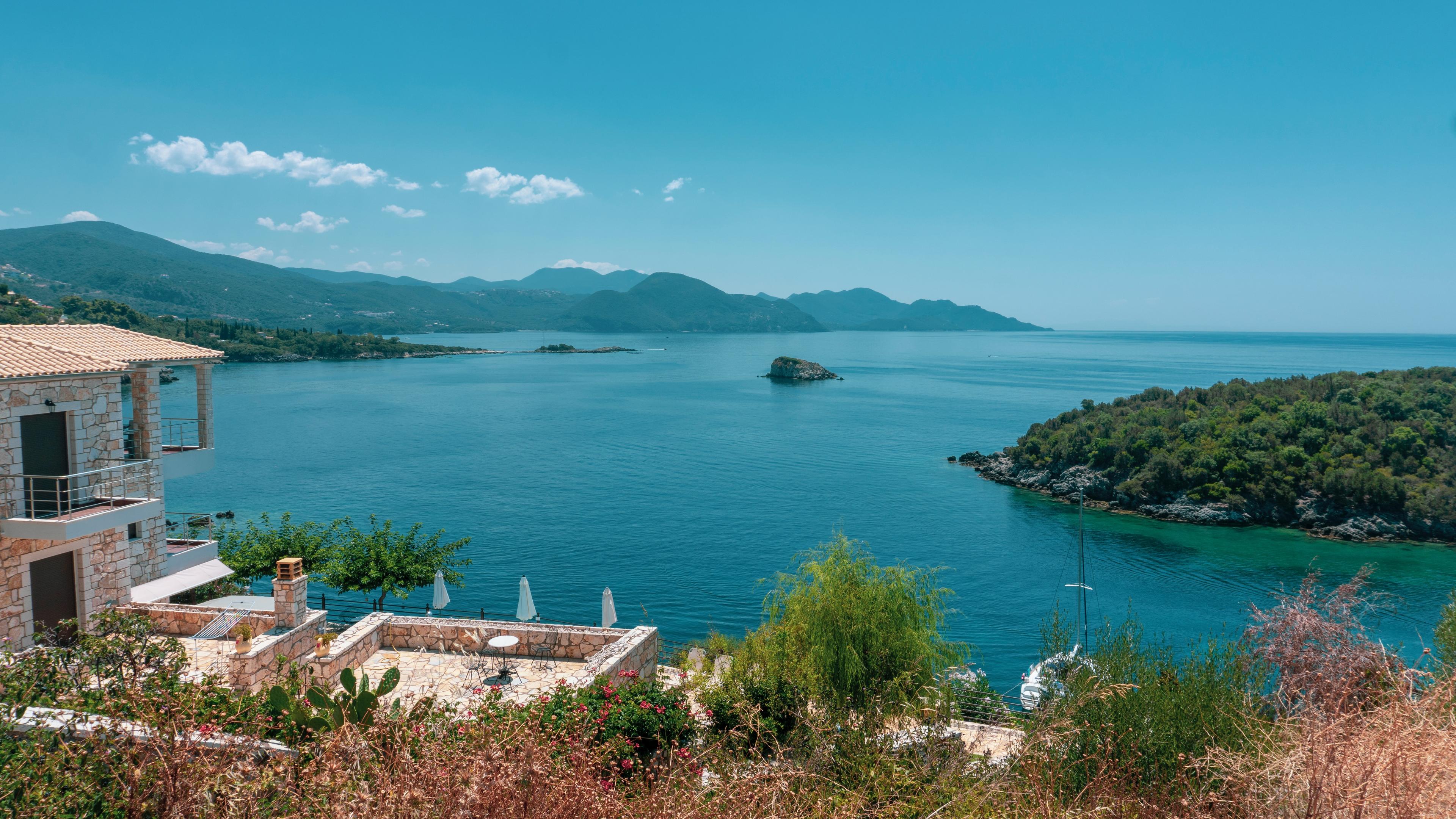 Blick auf Sivota-Bucht bei Lefkada, umgeben von grüner Landschaft und blauem Meer