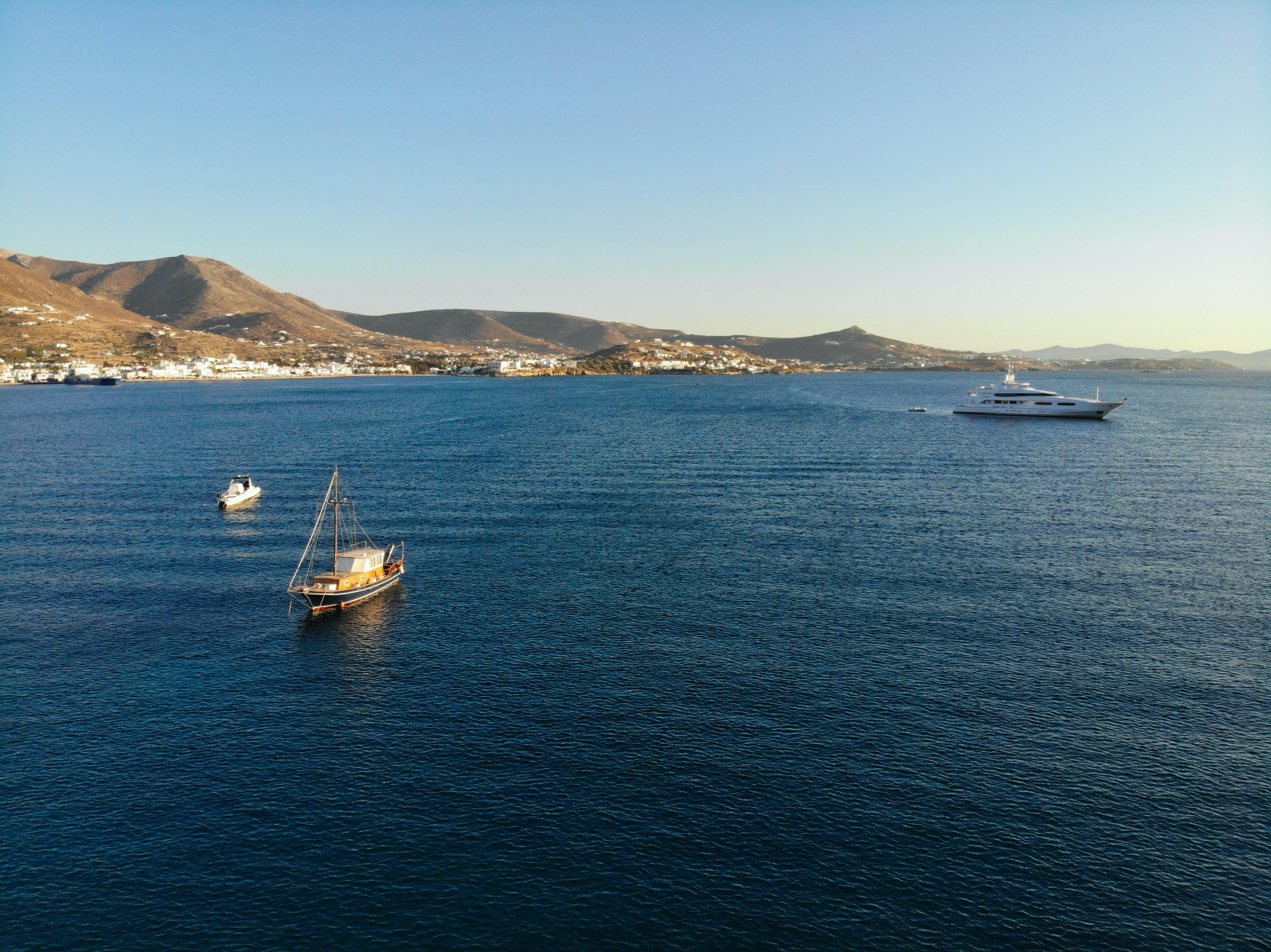 Blick von der Segelyacht auf die Küste vor Paros, das Meer und weitere Boote