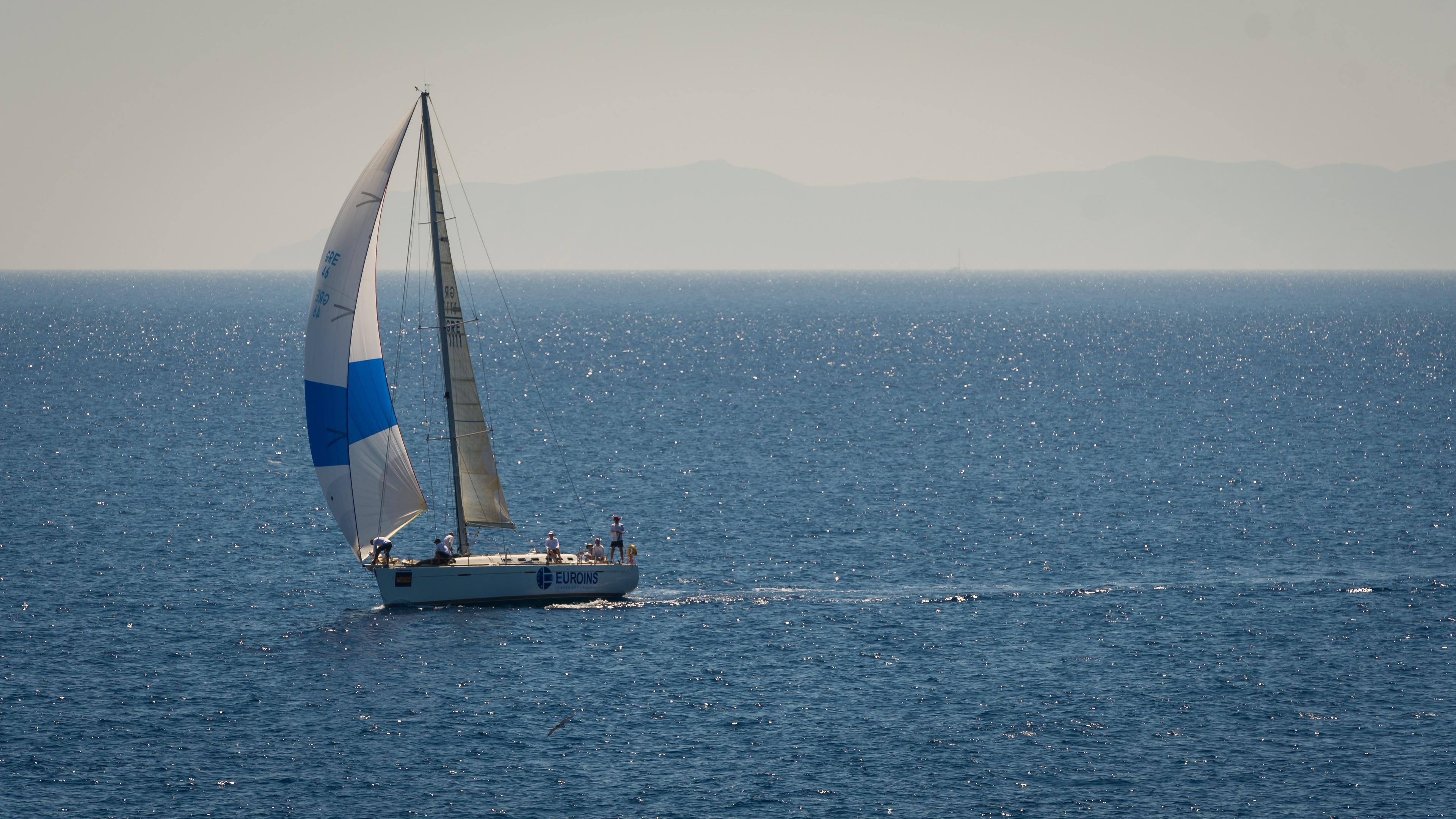 Segelyacht segelt bei mäßigem Wind über die Ägäis