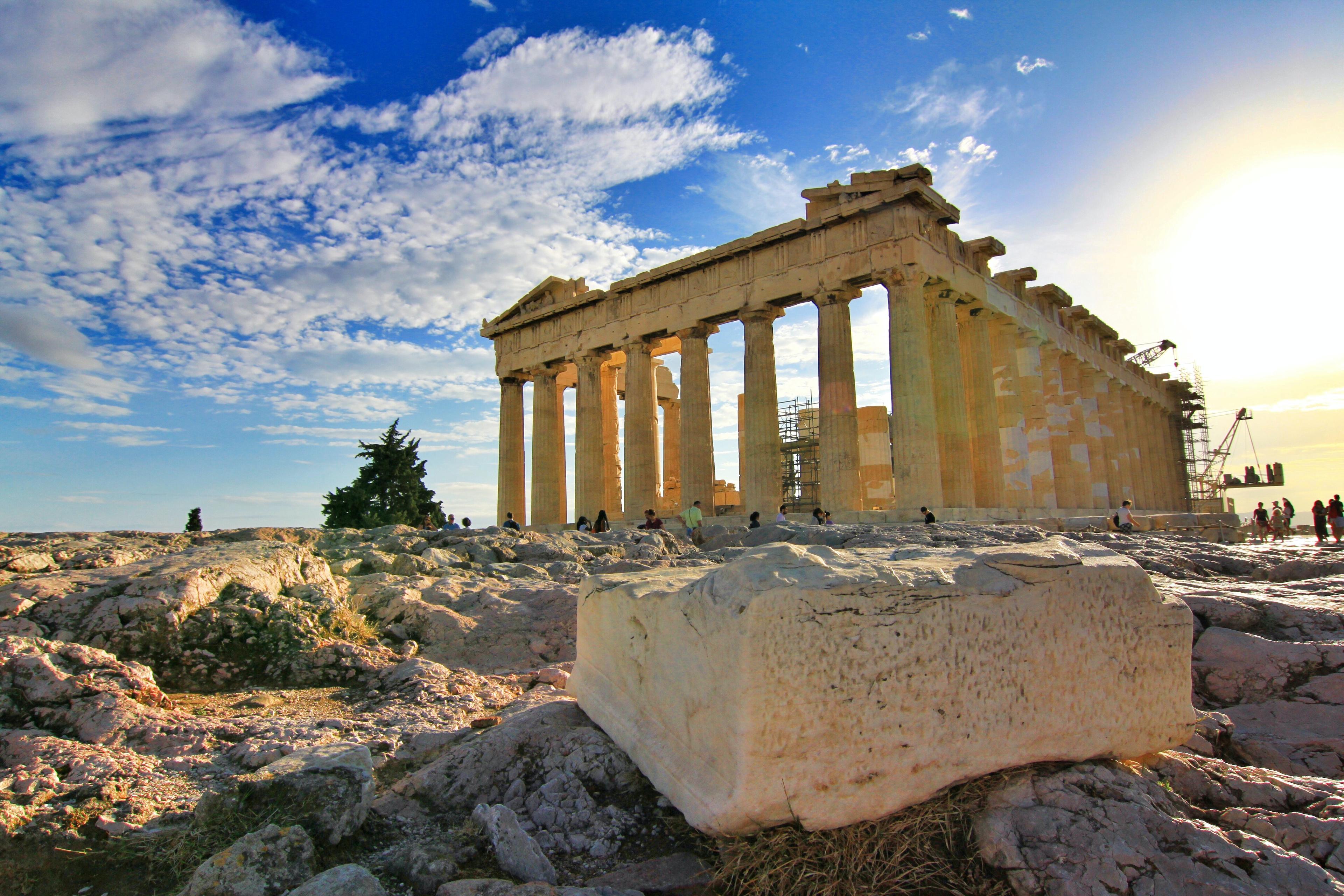 Athen bei sonnigem Wetter und strahlend, blauem Himmel