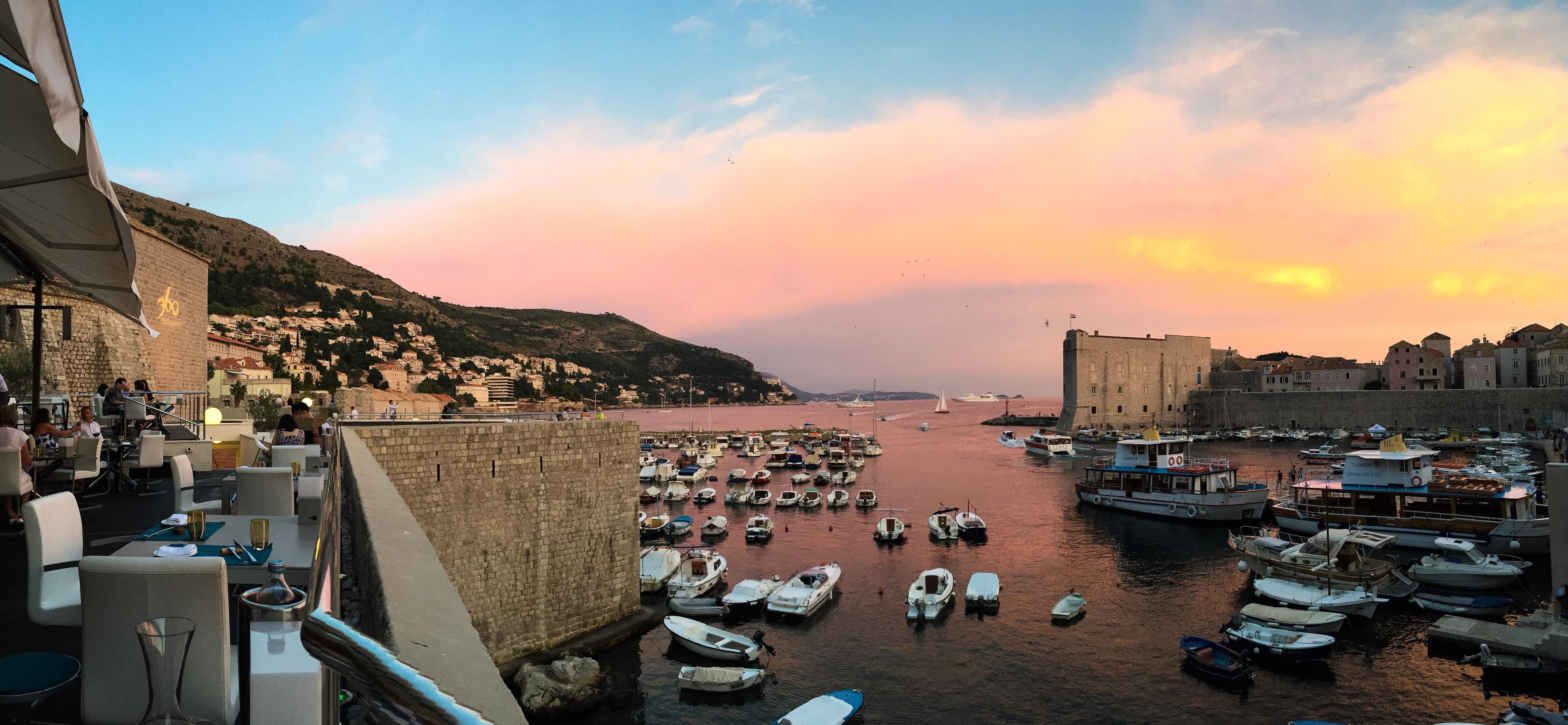 Blick vom Restaurant auf den Sonnenuntergang und eine dalmatische Marina mit Segelyachten und Booten