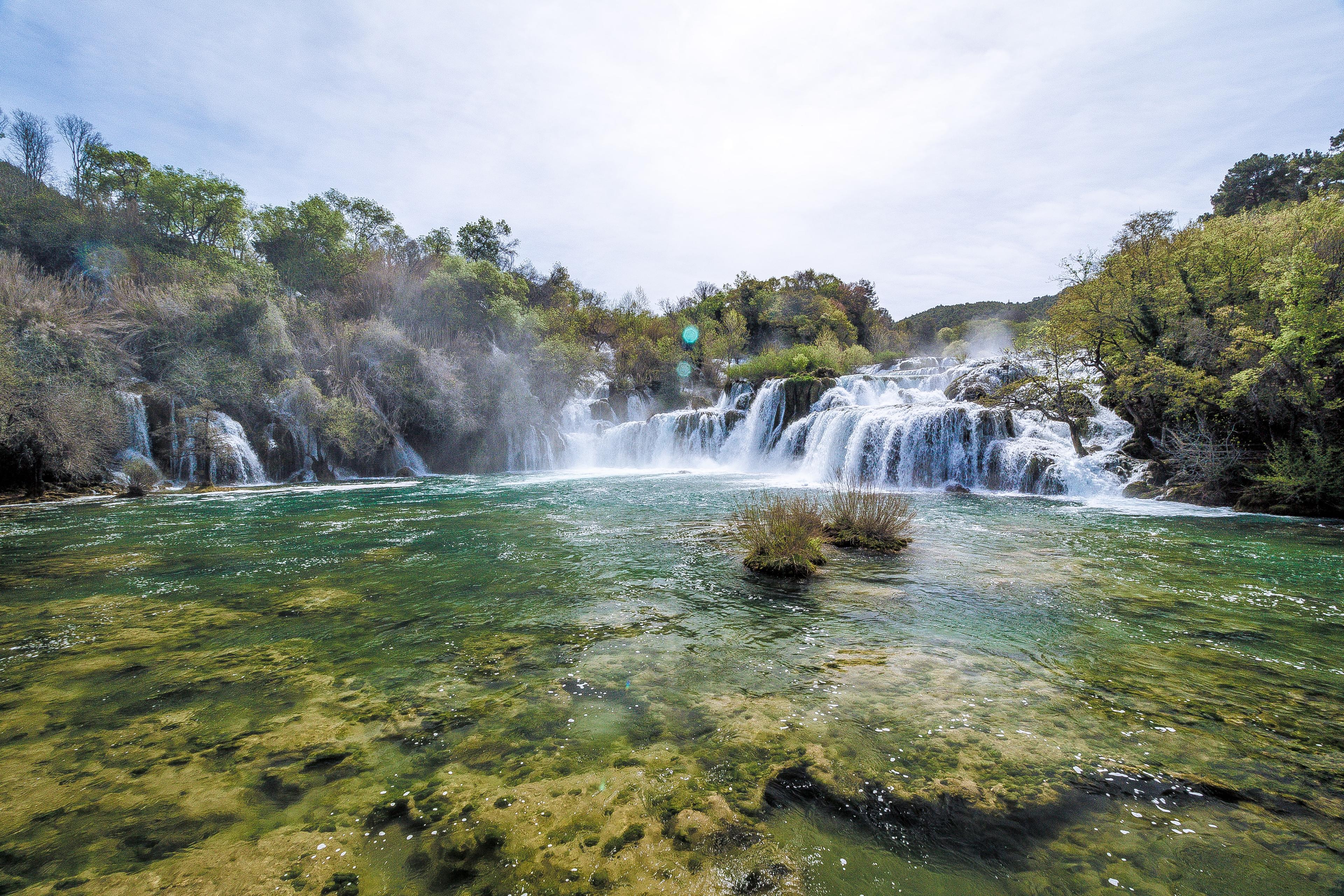 Blick auf die atemberaubenden Krka Wasserfälle in einem kroatischen Nationalpark
