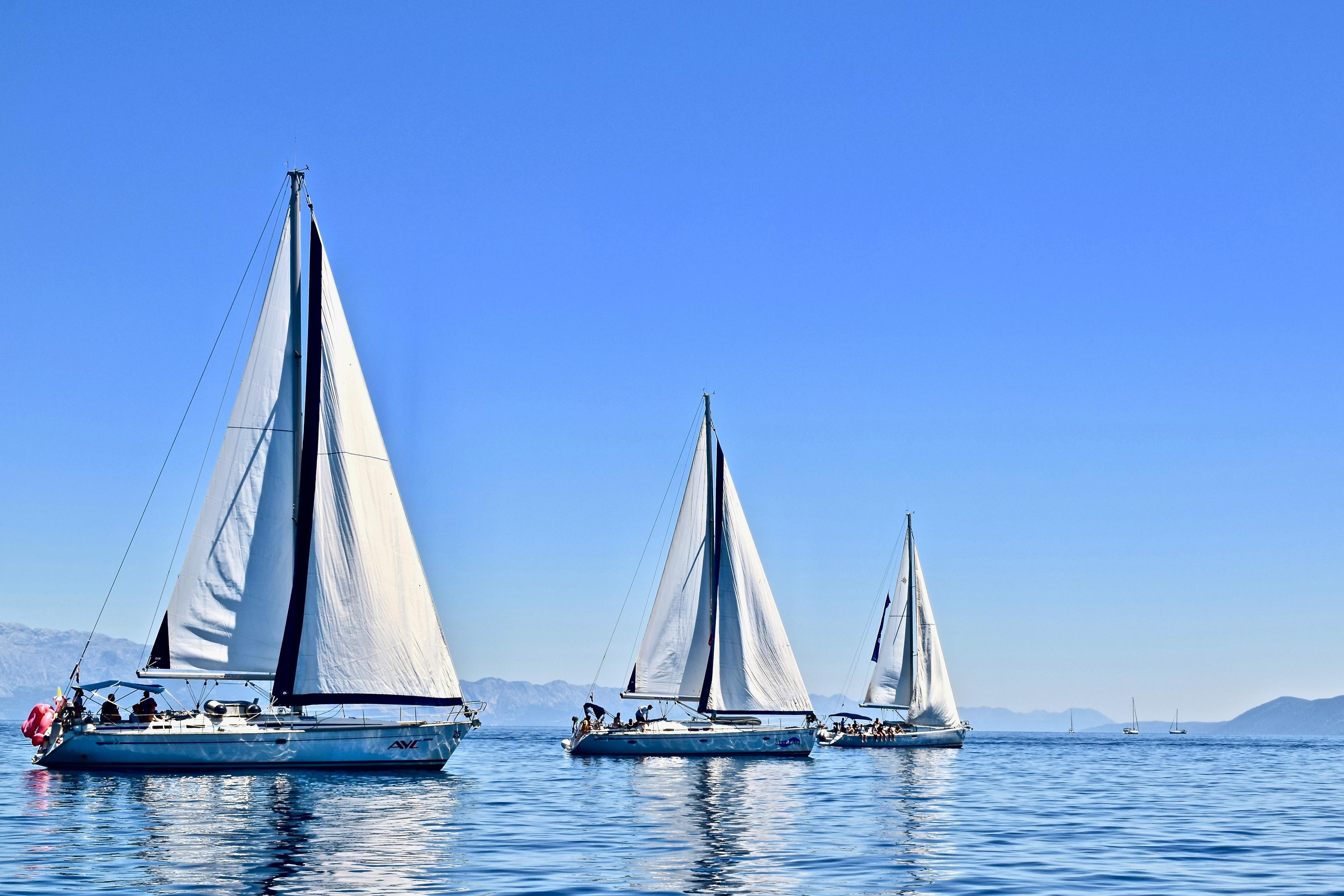 Segelboote im blauen Meer vor Nordkroatien bei schönem Wetter und guten Segelbedingungen