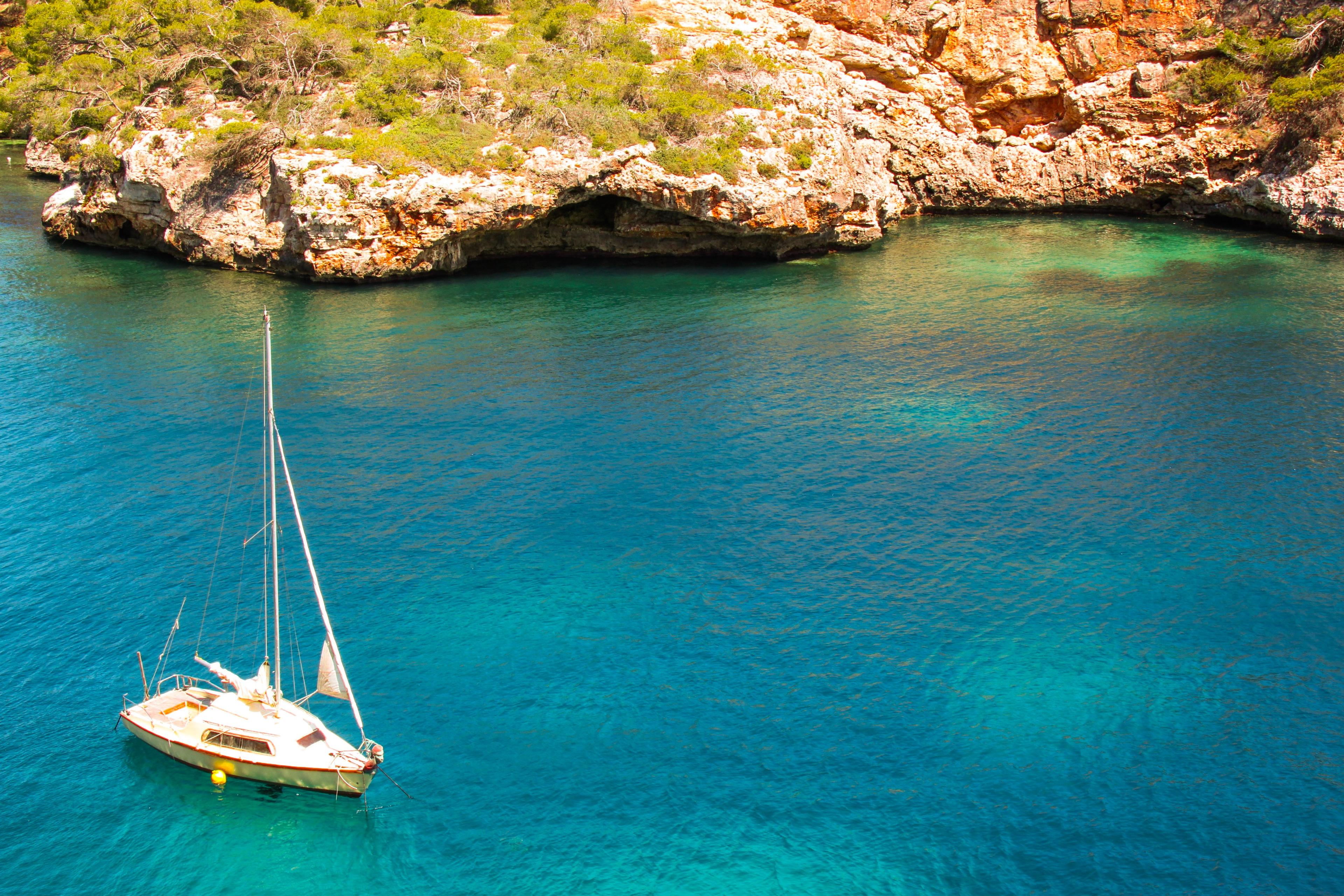Segelyacht im türkisen Wasser vor der berühmten Cala Varques in Mallorca