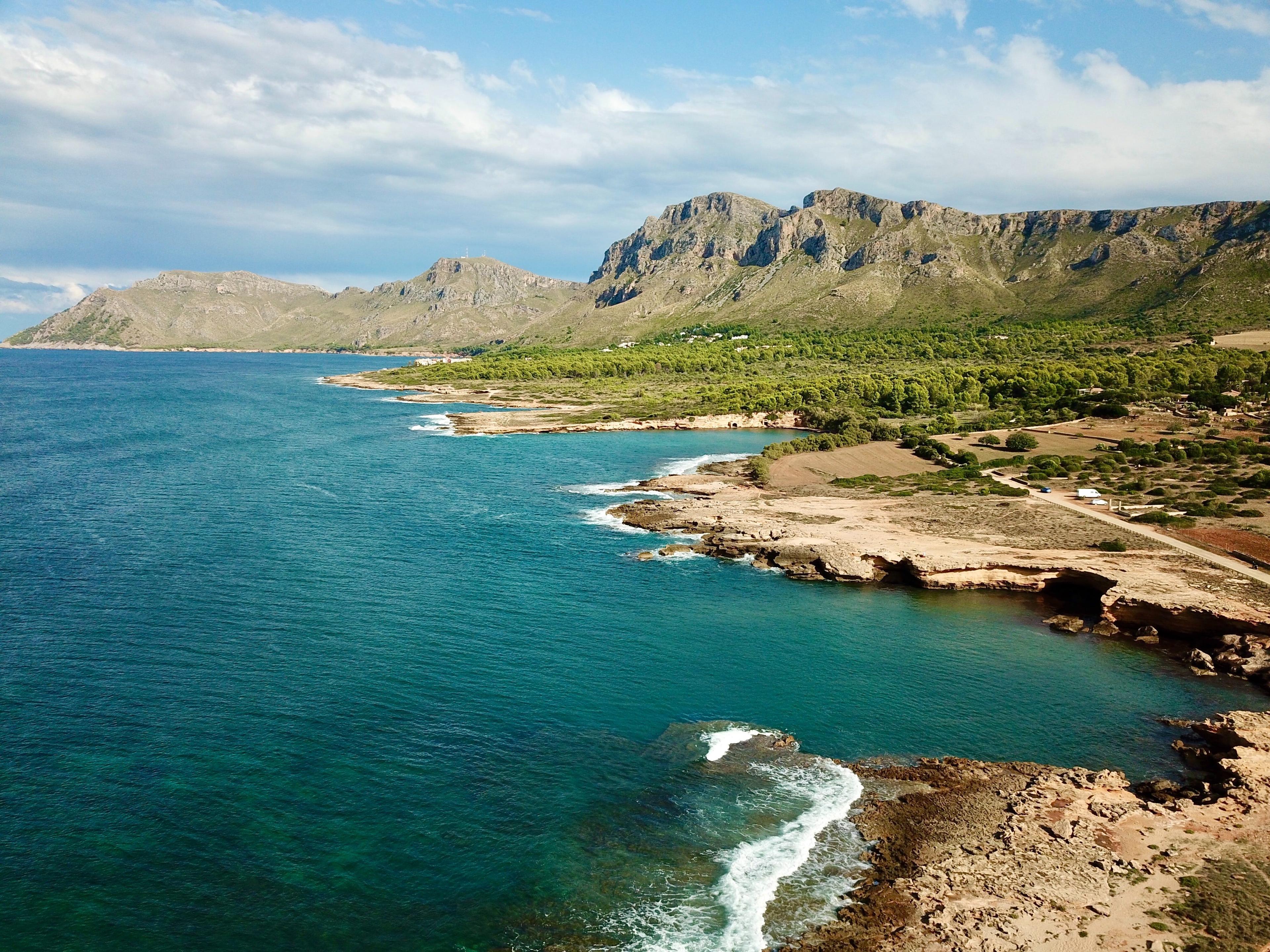 malerische Küste Mallorcas mit blauem Wasser und Wellen