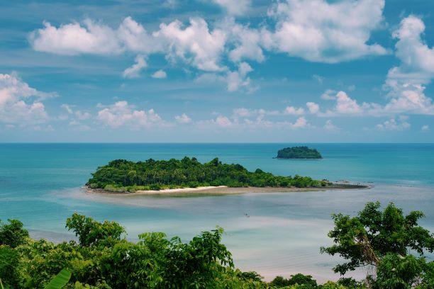 Blick auf paradiesische, grüne Inseln vor Martinique und das türkise, klare Wasser 