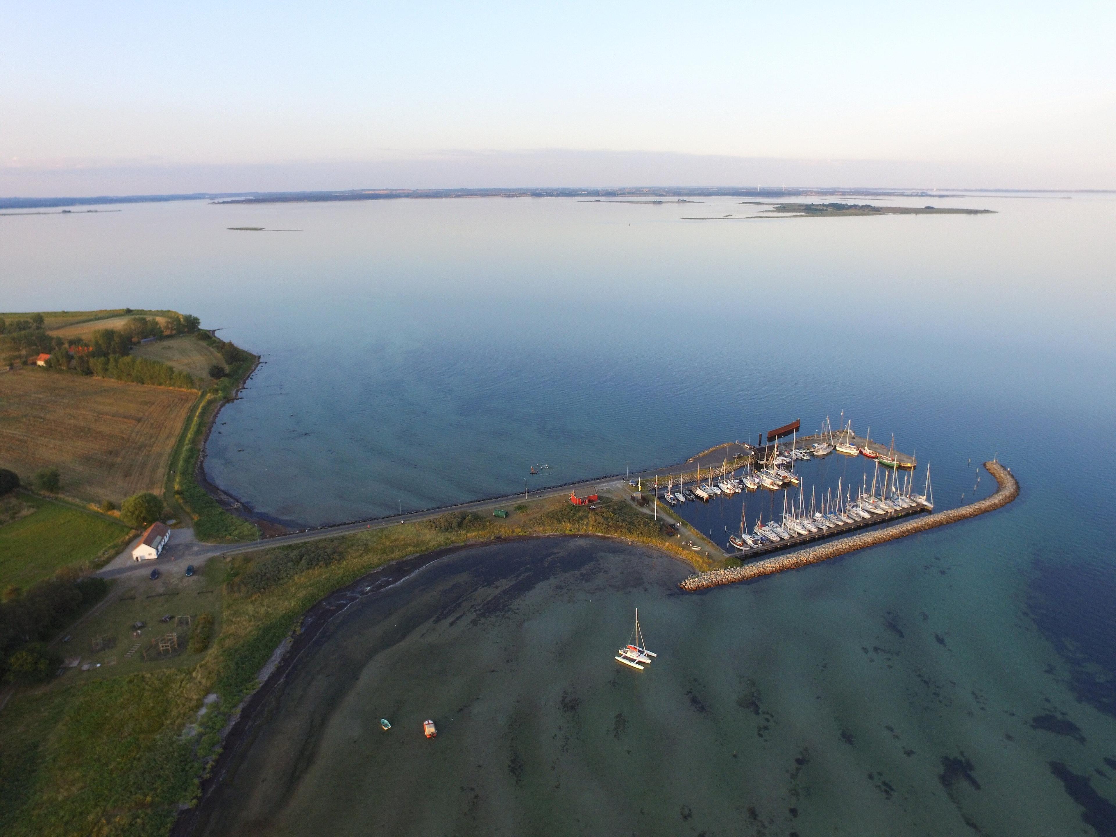 Kleiner Yachthafen auf einer der Inseln in der dänischen Südsee