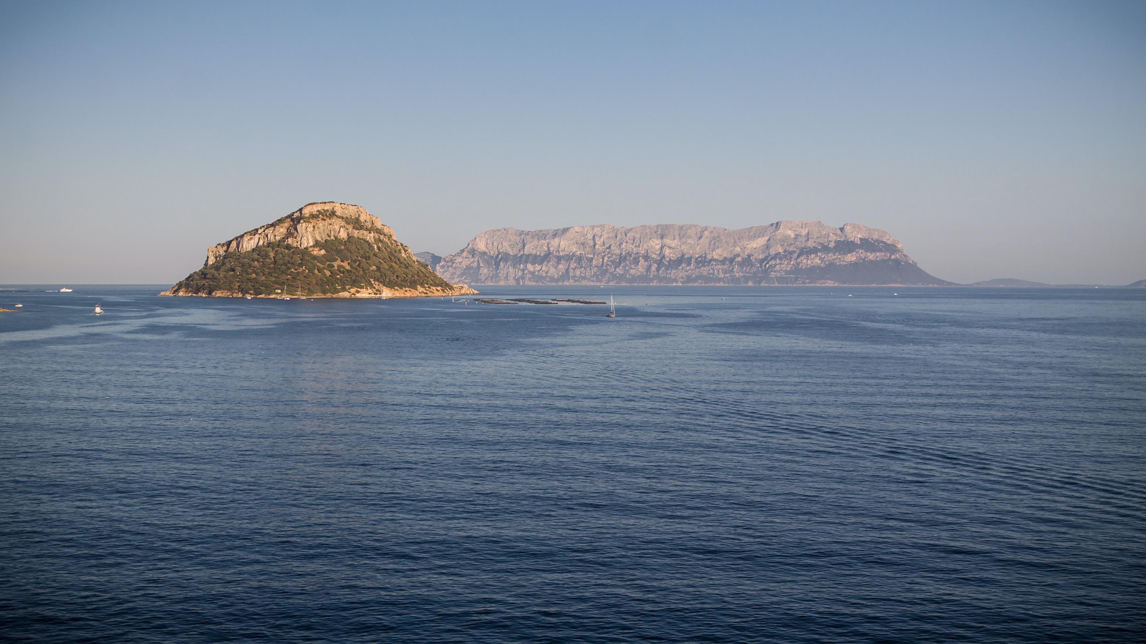 Blick von Yacht auf Tavolara Insel vor Sardinien bei sonnigem Wetter