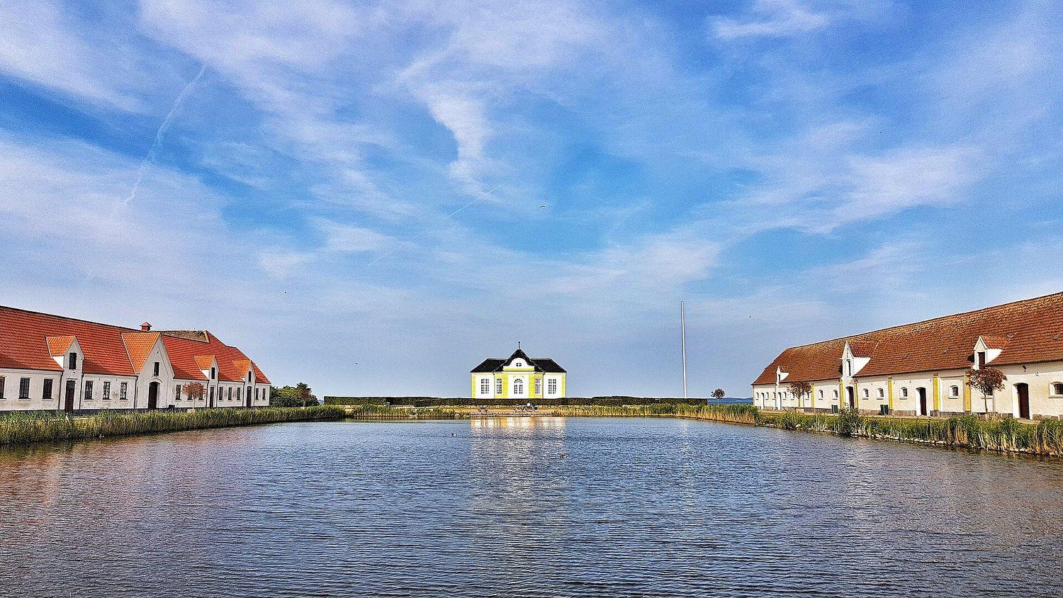 Blick von der Segelyacht auf Svendborg bei schönem Wetter