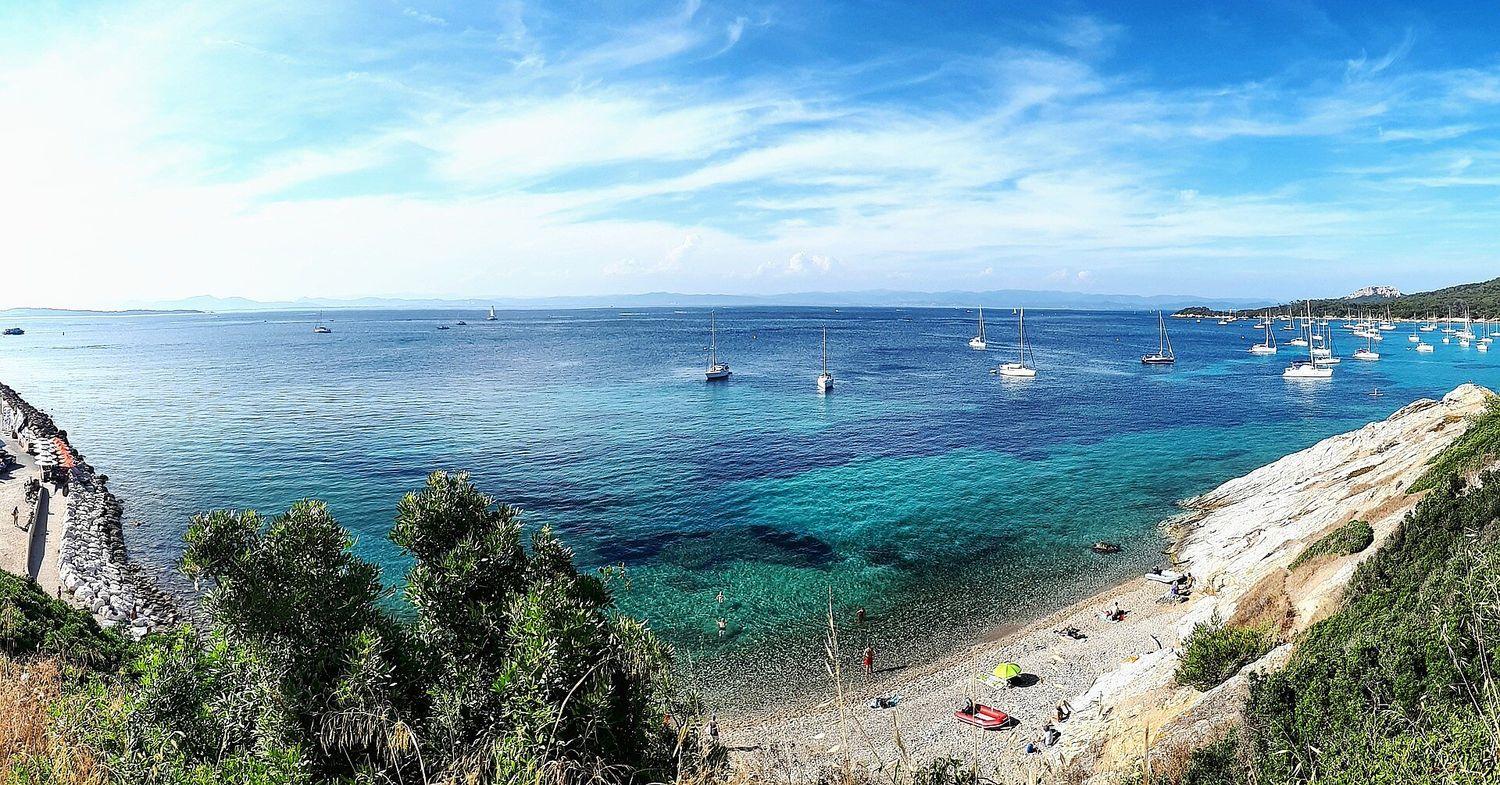 Blick auf das Meer und die Küste bei Porquerolles im Segelrevier Côte d'Azur