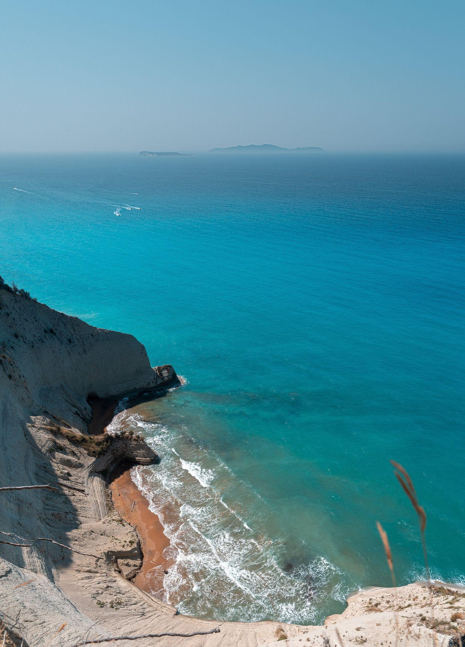 Steinbucht vor Korfu, umgeben vom Ionischen Meer