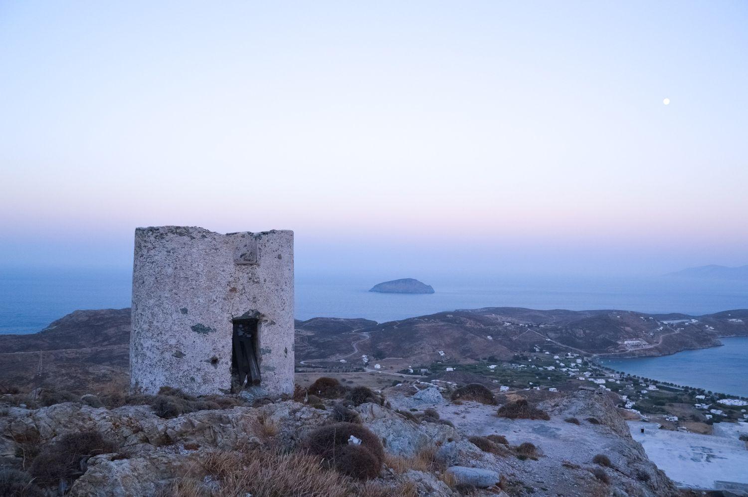 Blick von Anhöhe auf die Buchten und Städte bei Serifos im romantischen Abendlicht