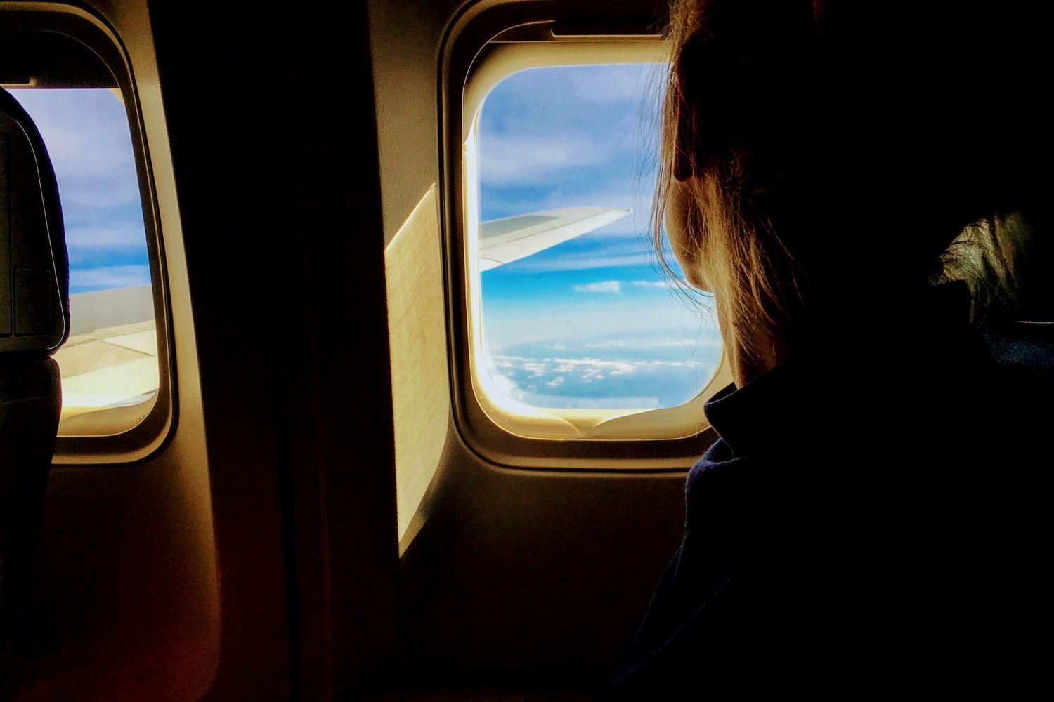 Blick aus dem Flugzeugfenster auf die Kornaten und strahlend blaues Meer