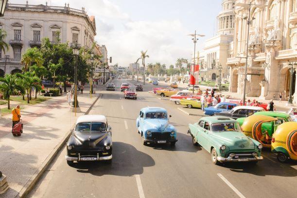 Innenstadt Kubas mit schönen Altbauten, befahrenen Straßen und Einheimischen