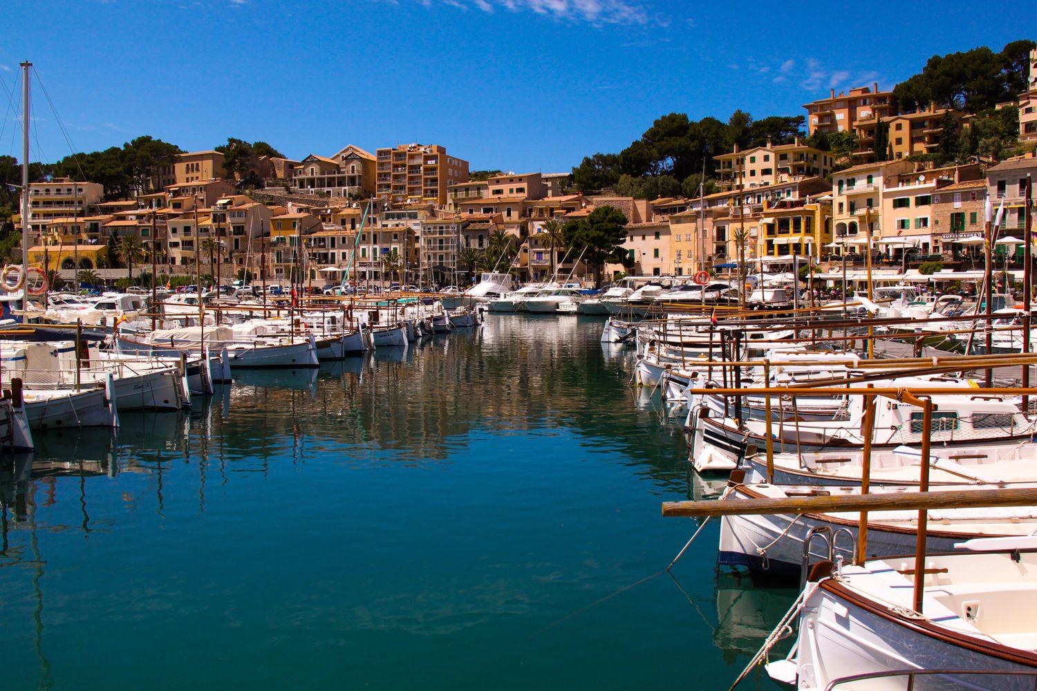 Blick von der Yacht auf türkises Wasser und Charteryachten am Poet de Soller, Mallorca